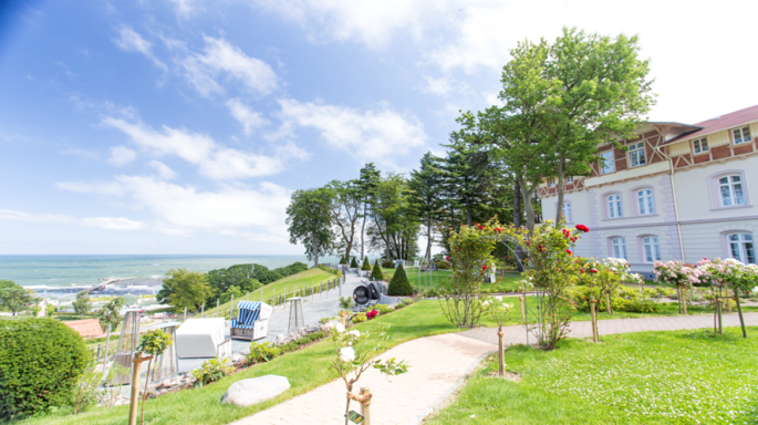 Göhren Rügen Waldhotel SPA Blick in den Park im Hintergrund die Ostsee