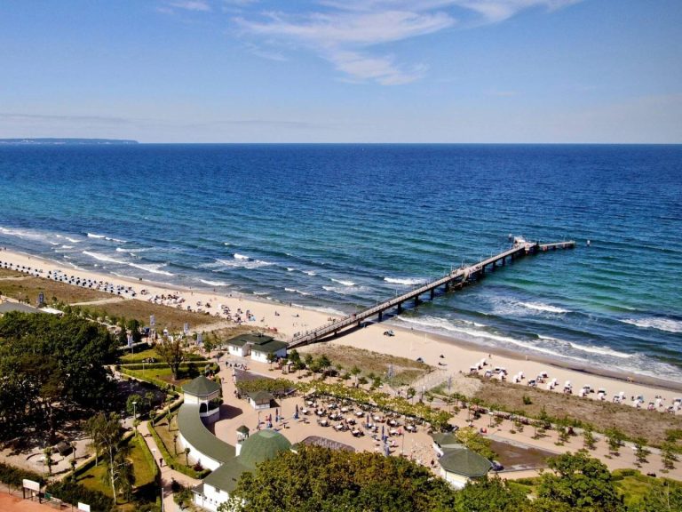 Strand mit Blick auf das Meer mit Möve
