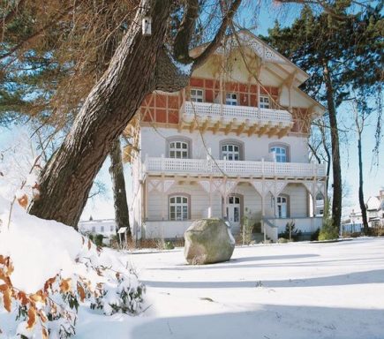 Göhren Rügen Waldhotel SPA Blick auf Villa im Schnee